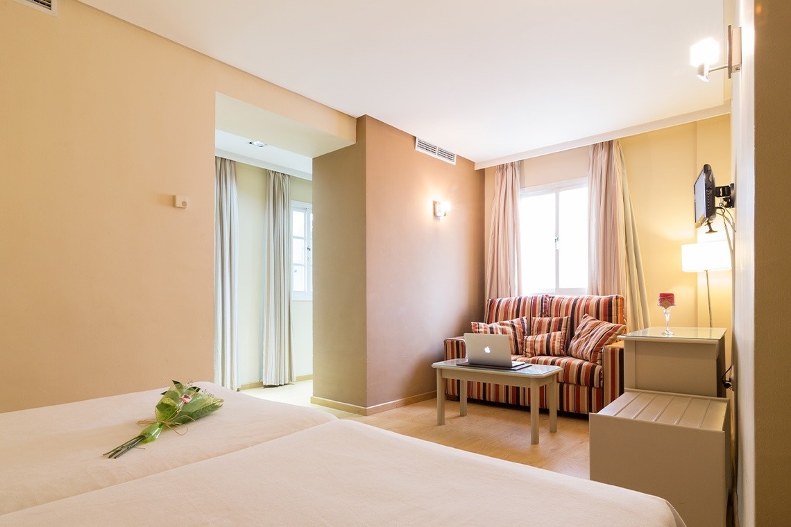 una habitación de hotel con una cama y una silla