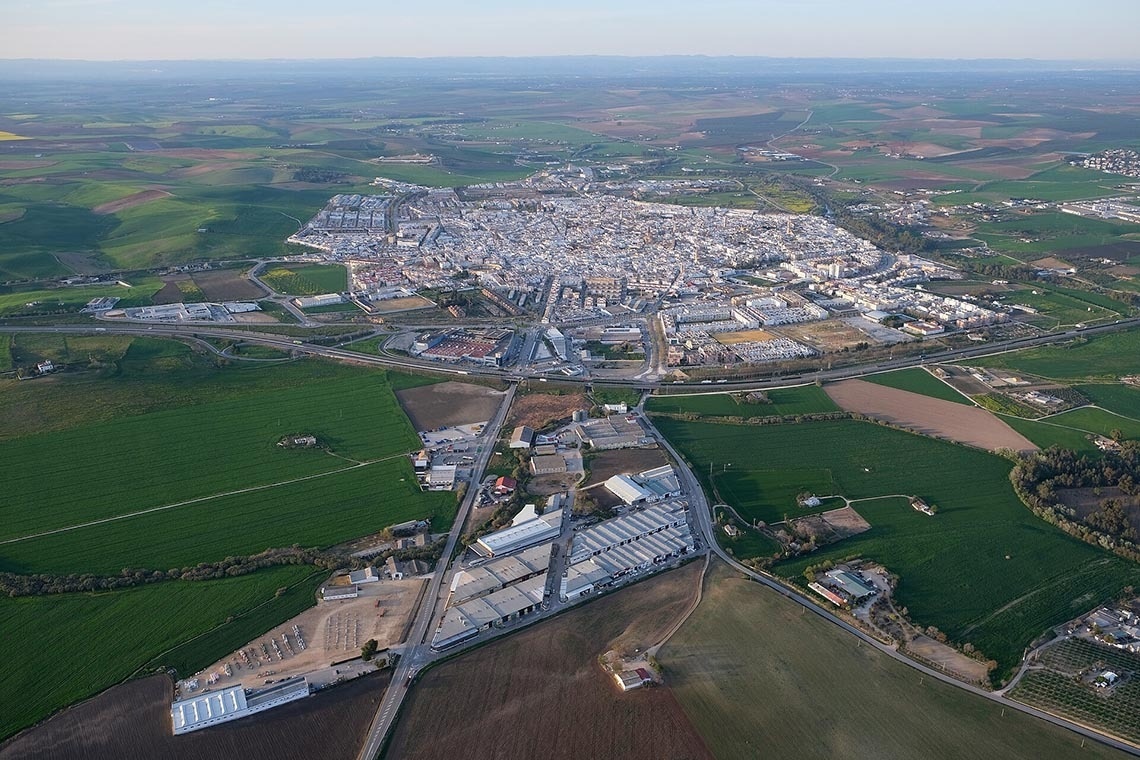 una vista aérea de una ciudad rodeada de campos verdes