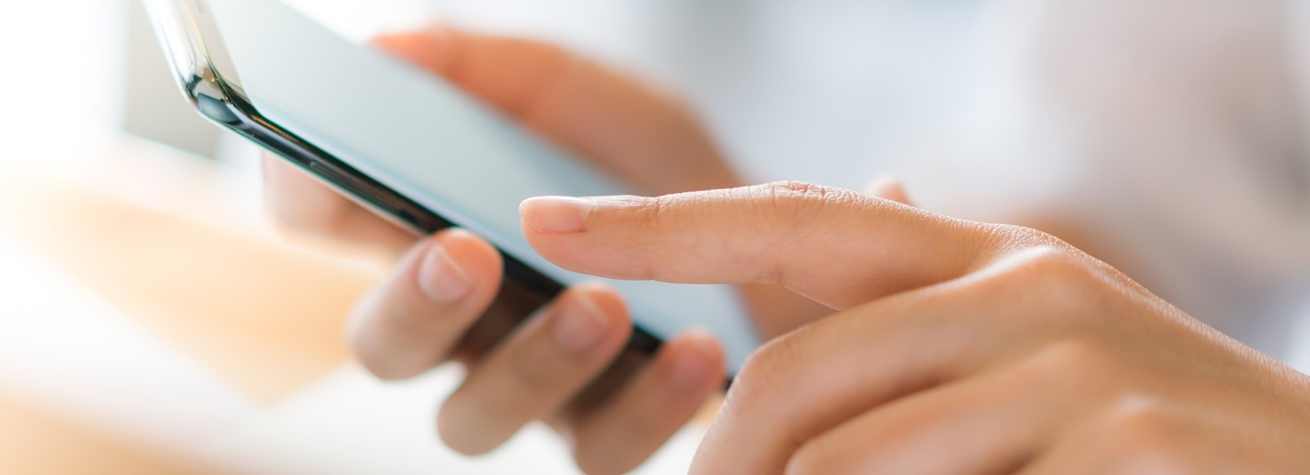 un primer plano de una persona usando un teléfono inteligente