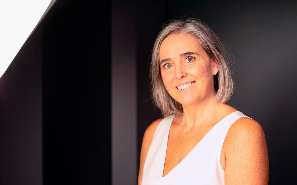 a small courtyard with potted plants and a fountain