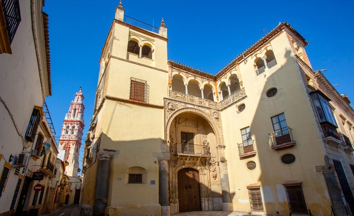 vistas de la fachada del monumento