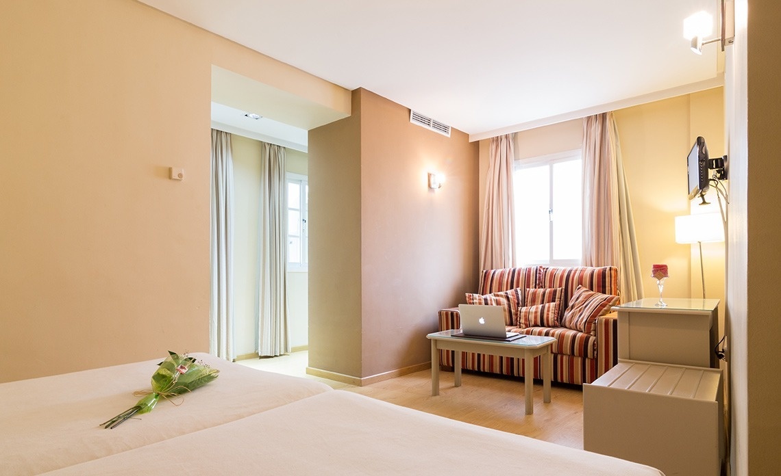 una habitación de hotel con una cama y una silla