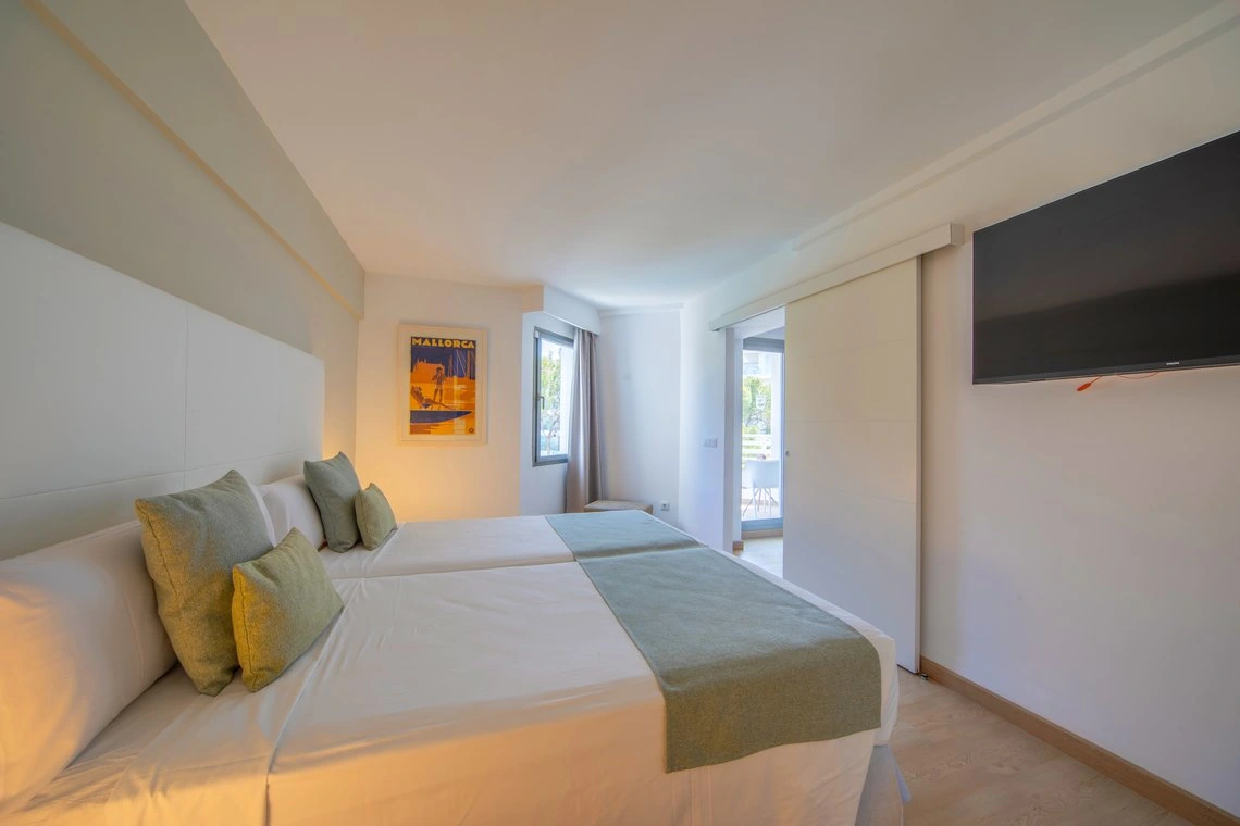 Habitación doble con dos camas y Playa Esperanza Resort, ideal para tu estancia en el hotel.