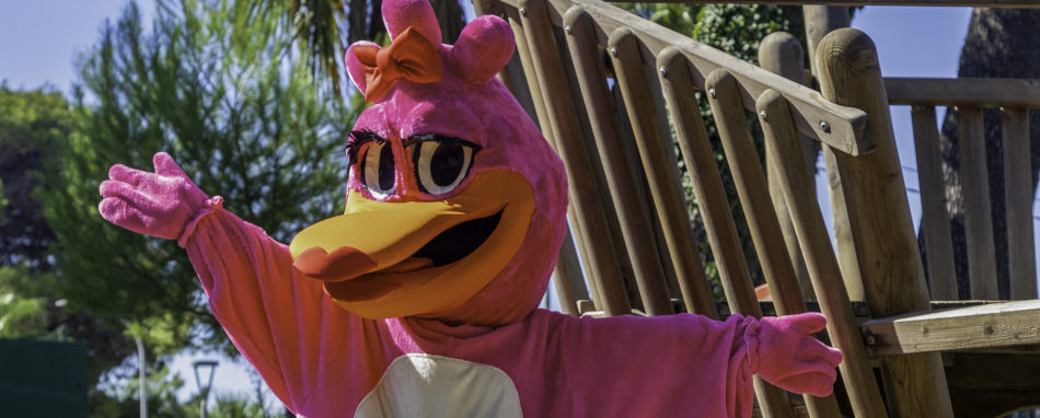 Mascota rosa divertida en el Playa Esperanza Resort, ideal para familias y niños.