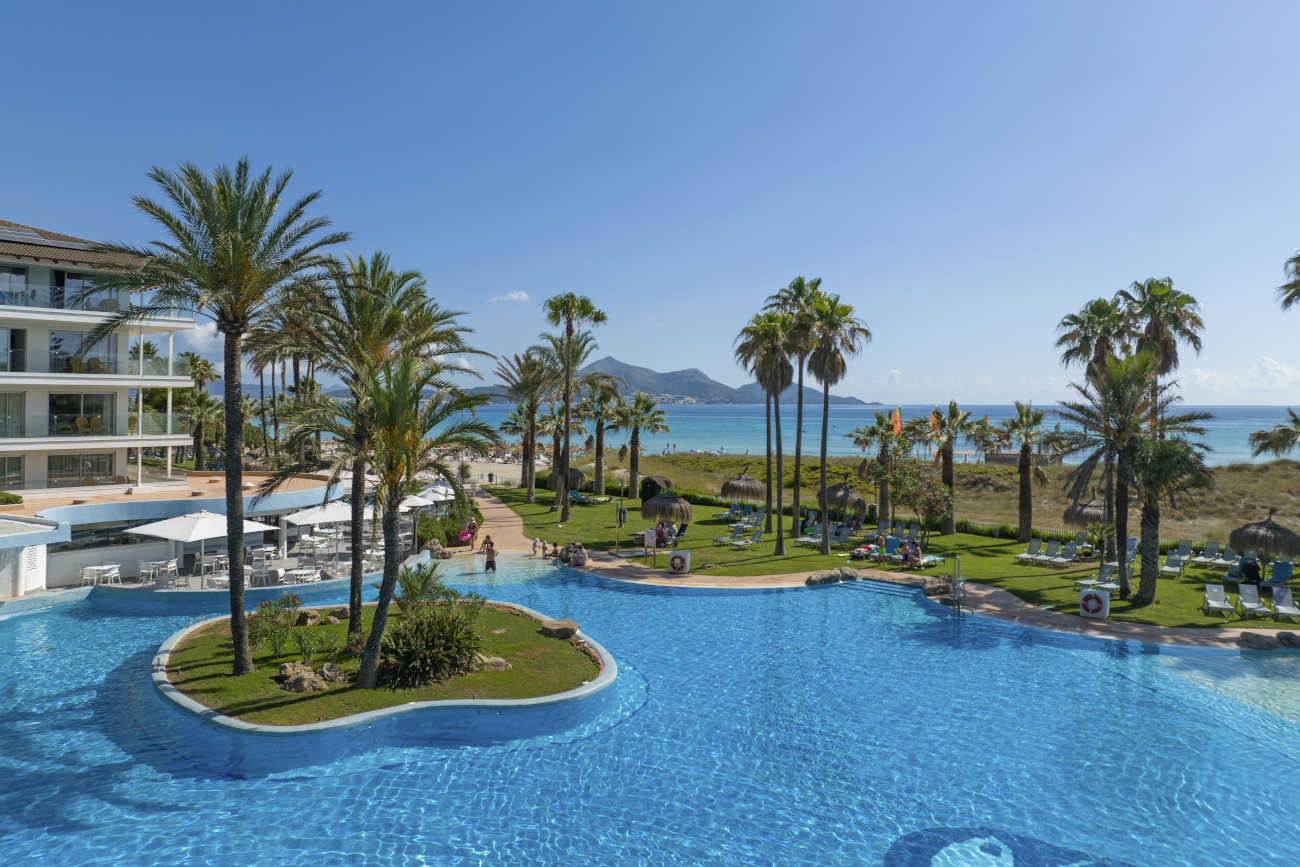 Playa Esperanza Resort: piscina y palmeras en hotel de lujo con playa y mar turquesa.