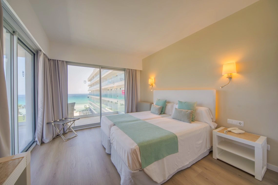 Habitación doble con vistas al mar y balcón, ideal para Playa Esperanza Resort.