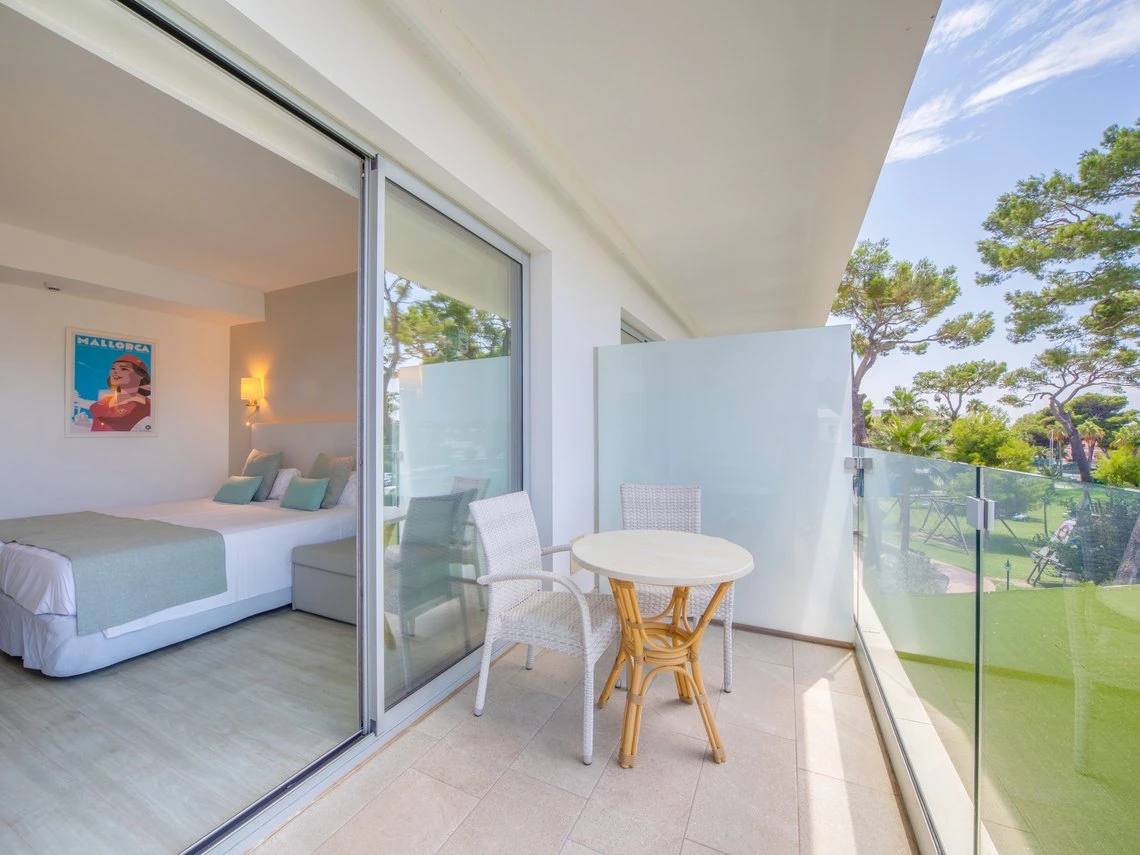 Playa Esperanza Resort: Habitación de hotel con balcón y vistas al jardín.