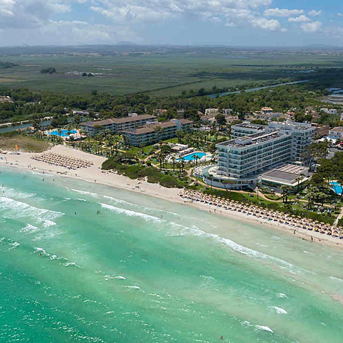 Hotel en primera línea de playa con piscinas y vistas al mar Playa Esperanza Resort