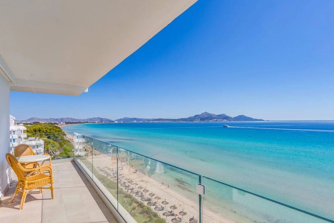 Vista del balcón de hotel con playa y mar Playa Esperanza Resort.