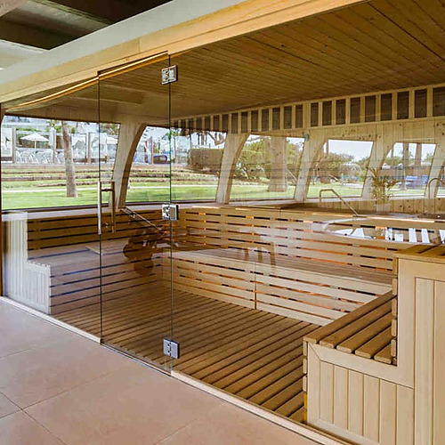 Sauna de lujo con vistas a la piscina, perfecta para relajarse. Playa Esperanza Resort