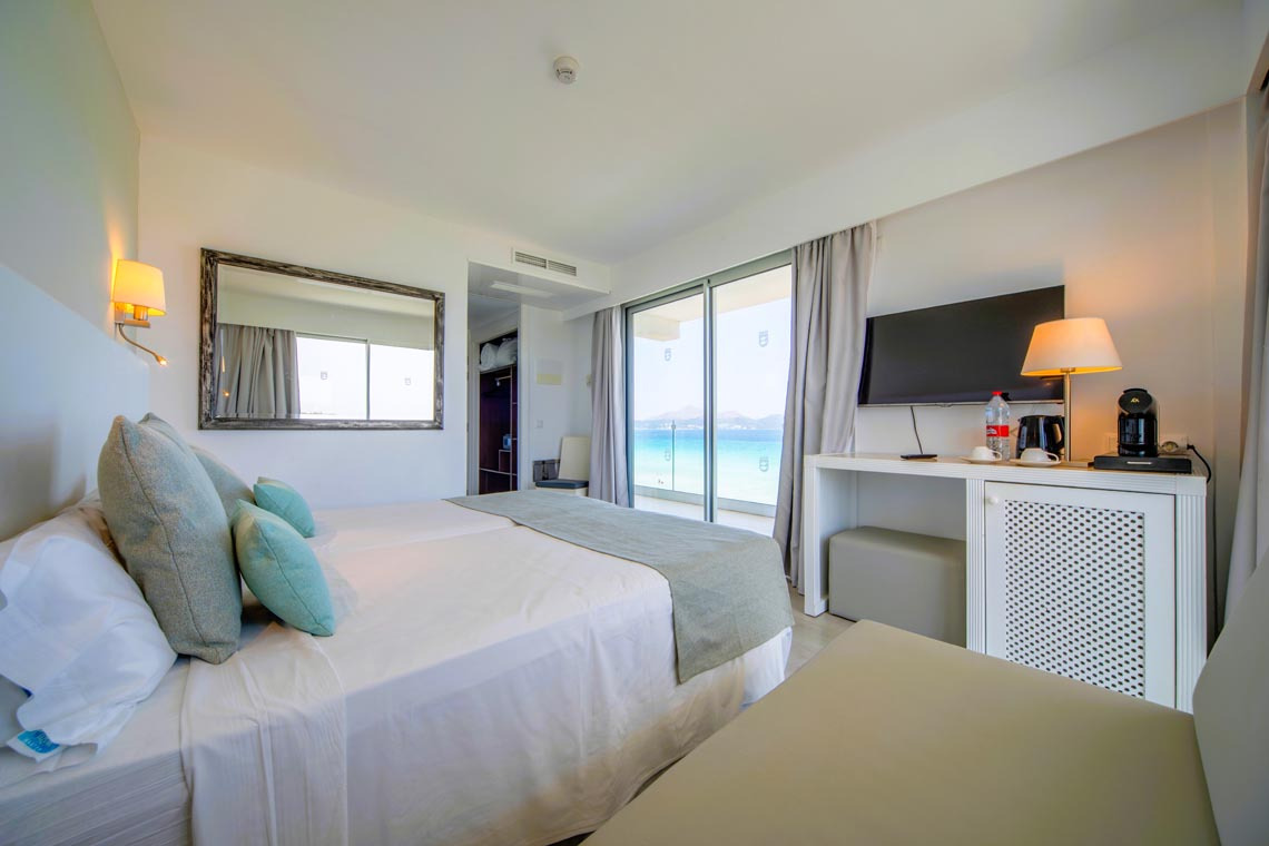 Habitación doble con vista al mar y Playa Esperanza Resort, TV, cafetera y balcón.