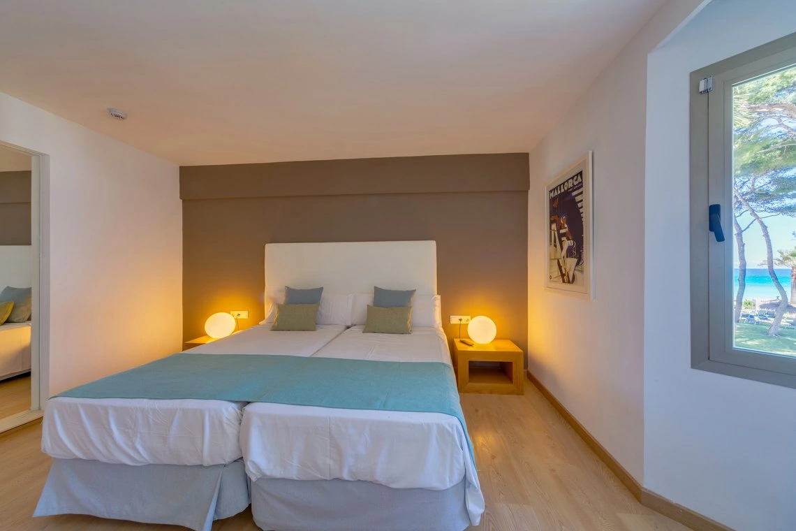 Habitación con dos camas, Playa Esperanza Resort y vistas al mar.