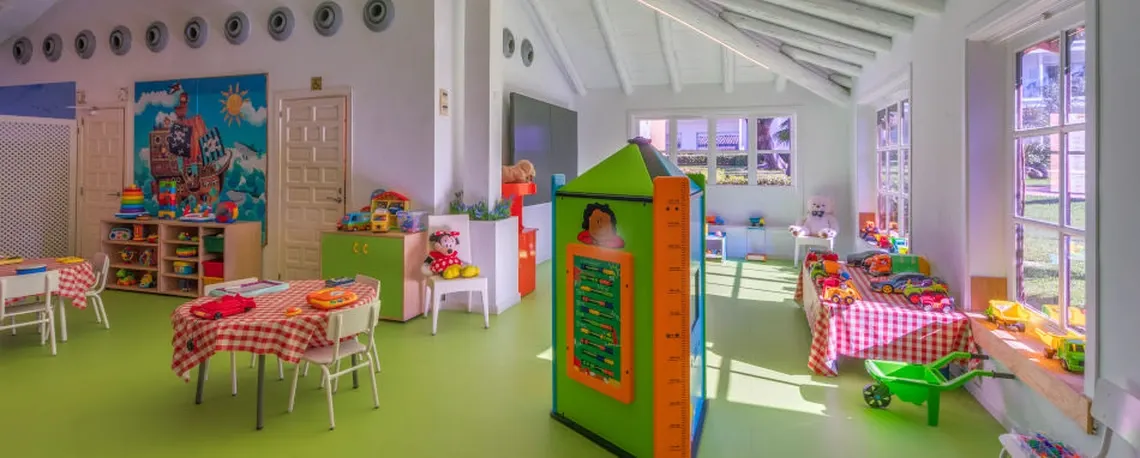 Habitación infantil de hotel con juegos y actividades para niños. Playa Esperanza Resort