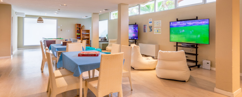 Área de juegos infantil en hotel con tobogán y pelotas, ideal para Playa Esperanza Resort.