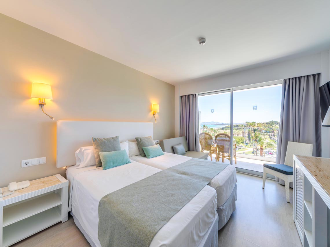 Habitación doble con vistas al mar, terraza y comodidades de hotel Playa Esperanza Resort.
