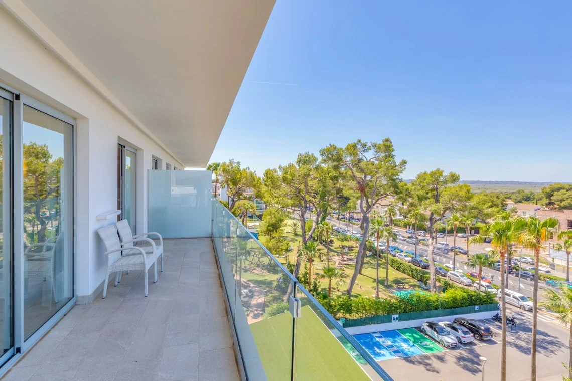 Vista desde balcón con sillas, árboles y aparcamiento Playa Esperanza Resort