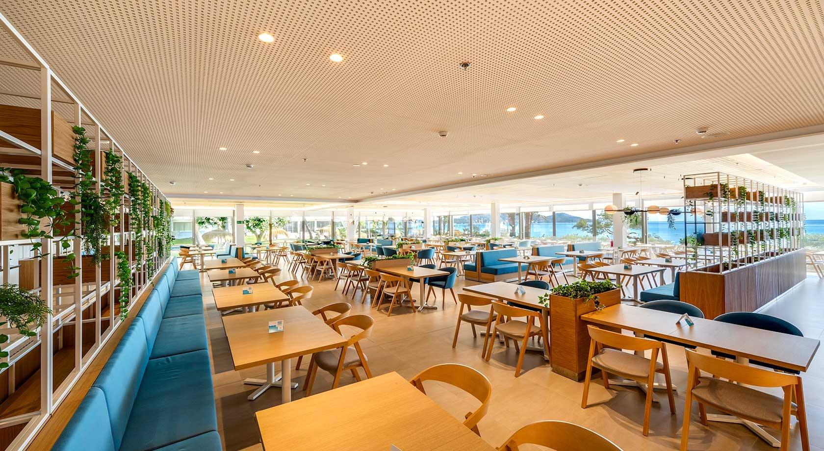 Restaurante con vistas al mar, ideal para Playa Esperanza Resort y disfrutar de la brisa marina.