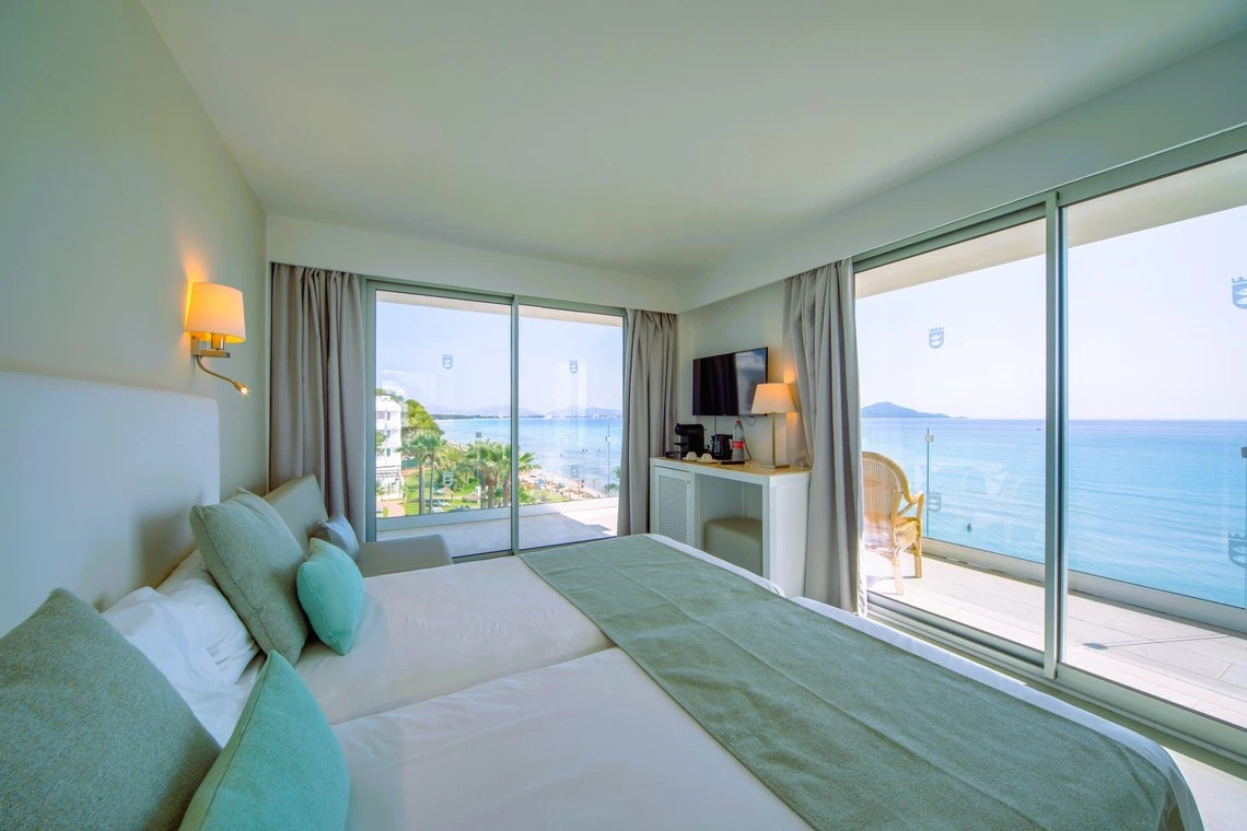 Habitación con vista al mar y balcón, perfecta para tu Playa Esperanza Resort en Mallorca.