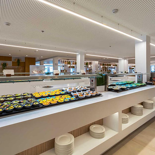 Buffet de desayuno en hotel, variedad de platos fríos y calientes, Playa Esperanza Resort.