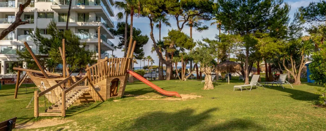 Parque infantil temático con tobogán y tumbonas en hotel Playa Esperanza Resort.