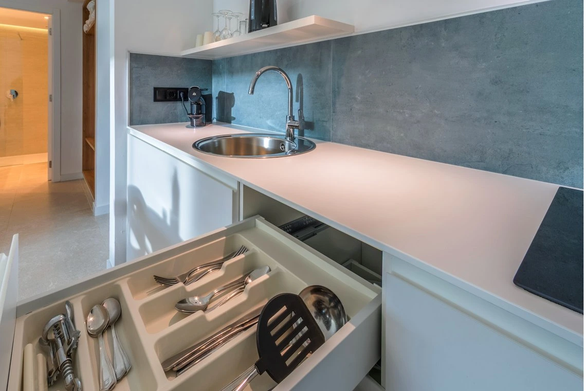 Cocina moderna con cajón para Playa Esperanza Resort, lavabo y grifería.
