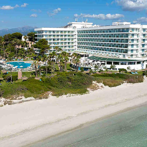 Vista aérea de un hotel Playa Esperanza Resort con piscina y playa.