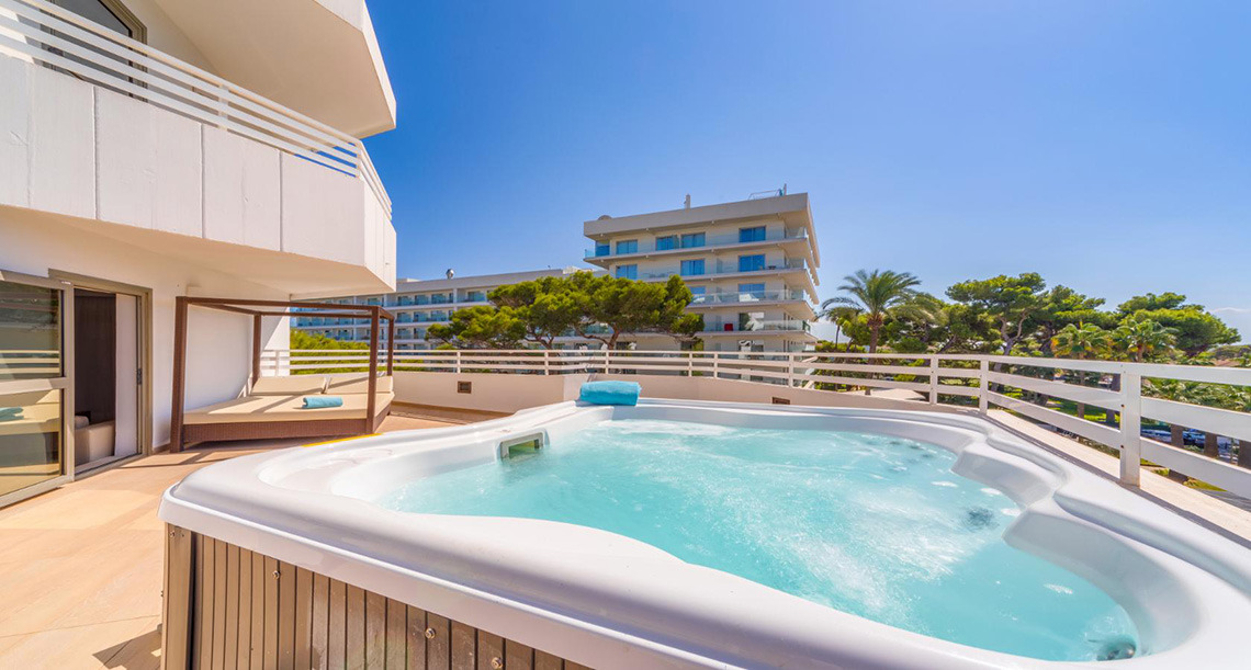 Terraza con jacuzzi y tumbona: vistas al mar Playa Esperanza Resort.
