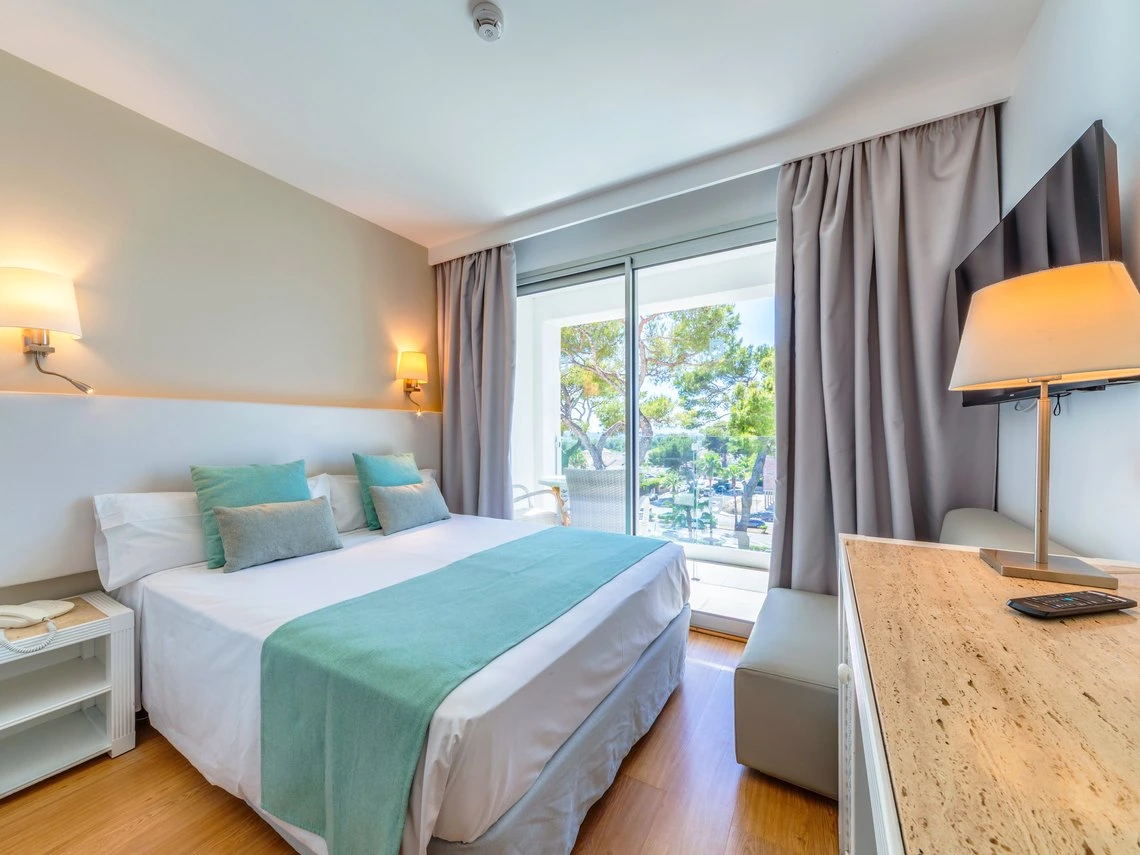 Habitación con cama king, balcón y vista al mar. Playa Esperanza Resort