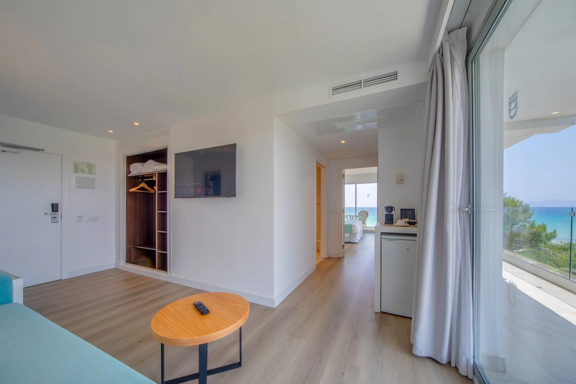 Playa Esperanza Resort: Habitación moderna con vista al mar y balcón privado.