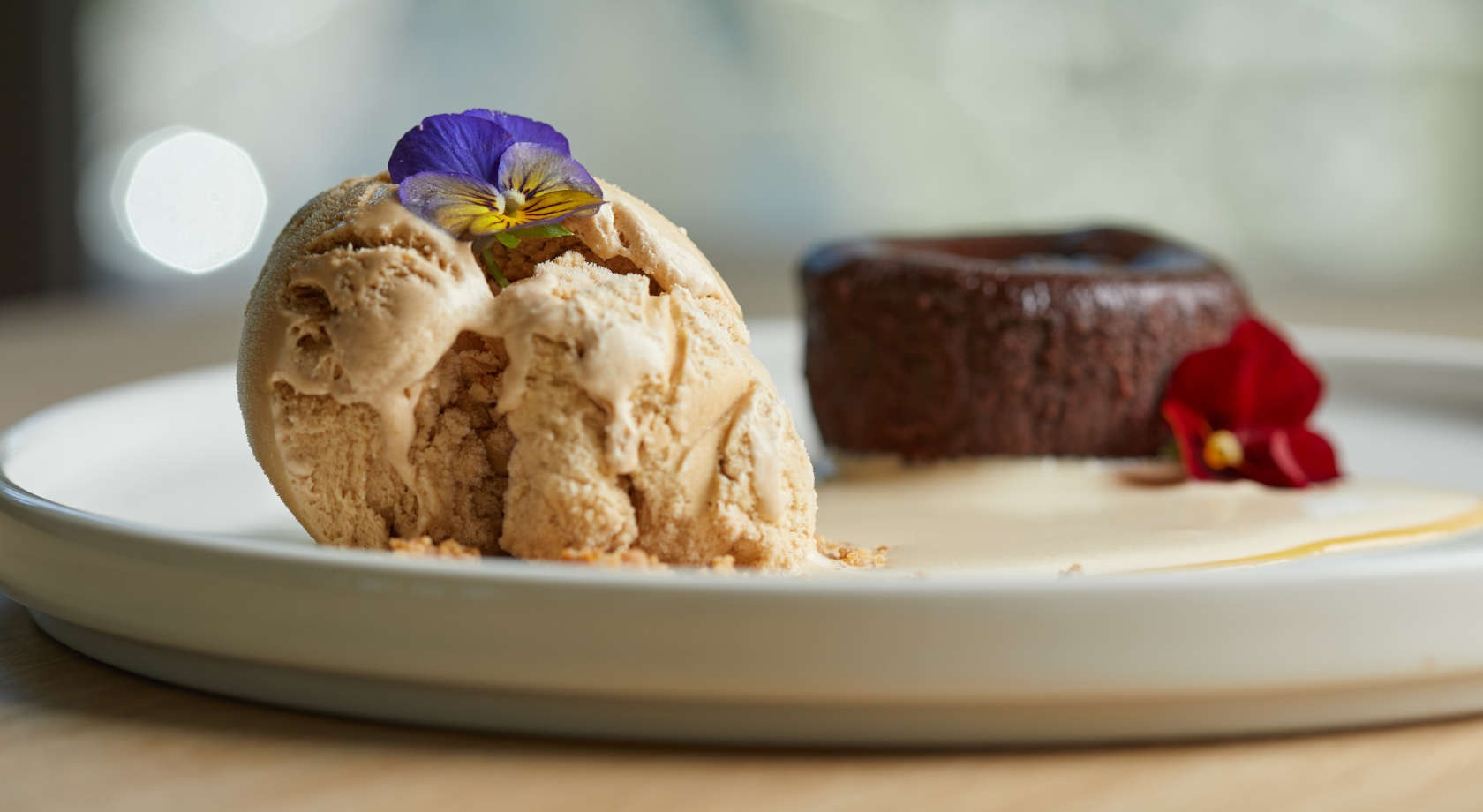 Playa Esperanza Resort: postre de chocolate y helado con flores comestibles