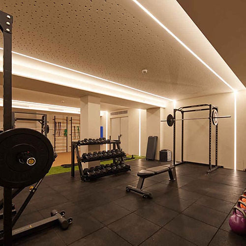 Gimnasio moderno con pesas, bancos y equipos para tu entrenamiento Playa Esperanza Resort.