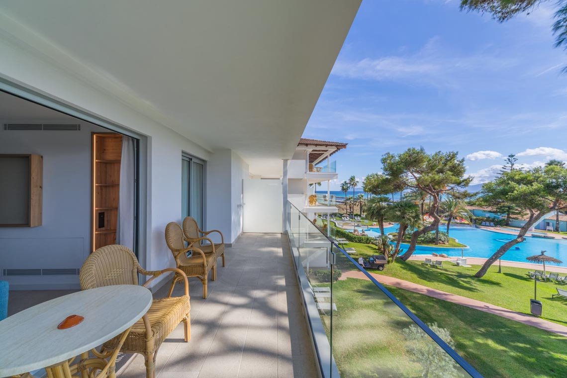 Balcón con vista a la piscina y al mar, perfecto para Playa Esperanza Resort.
