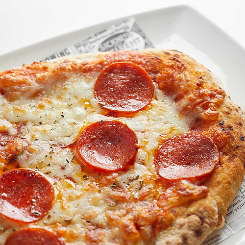 Pizza de pepperoni con queso derretido en Playa Esperanza Resort