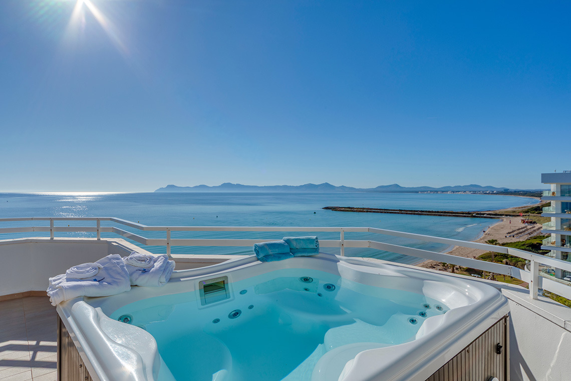 Jacuzzi en balcón con vista al mar, perfecto para Playa Esperanza Resort.