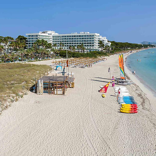 Amplio hotel en primera línea de playa Playa Esperanza Resort con kayaks y velomares listos para disfrutar.