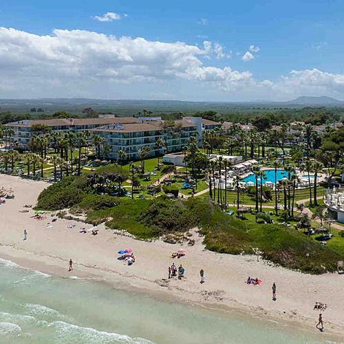 Playa Esperanza Resort: hotel de playa con piscina y tumbonas en la arena.