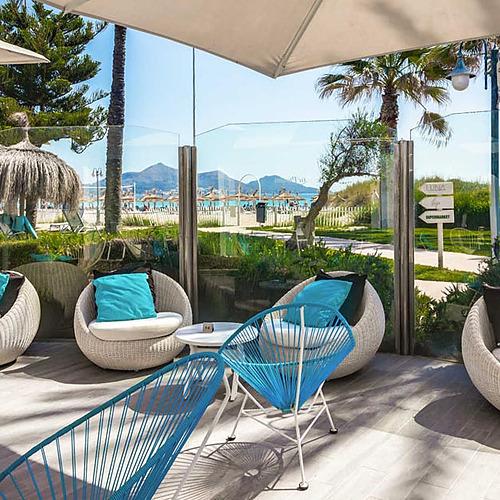 Cómodas sillas junto a la playa con vista al mar, ideal para Playa Esperanza Resort.