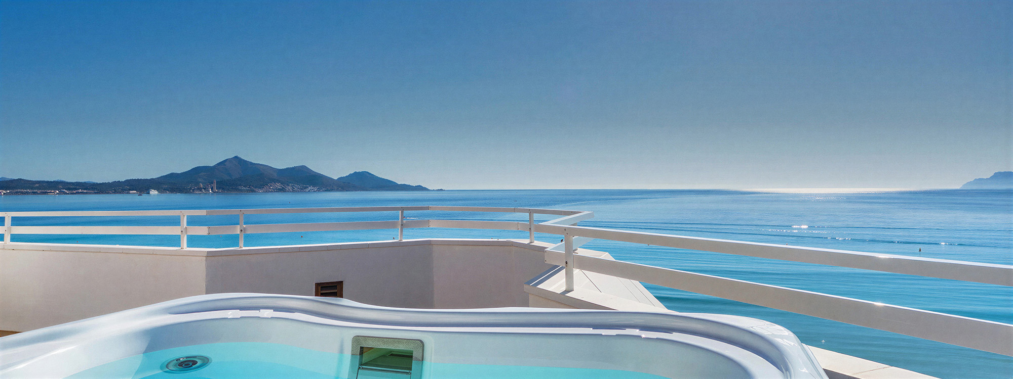 Terraza con jacuzzi y vistas al mar en el hotel Playa Esperanza Resort.