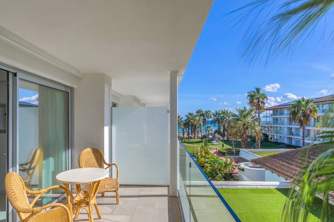 Balcón con vista al mar y palmeras, ideal para Playa Esperanza Resort.