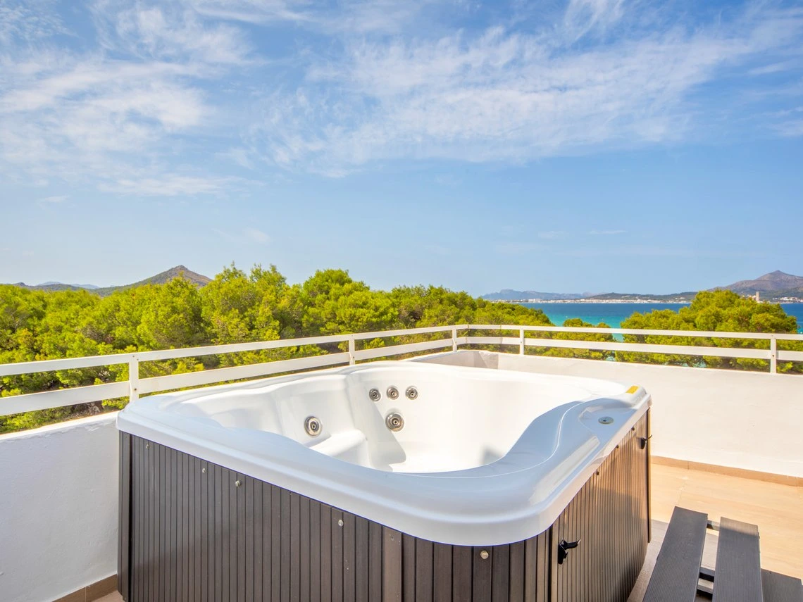 Jacuzzi exterior con vistas al mar y árboles. Playa Esperanza Resort.