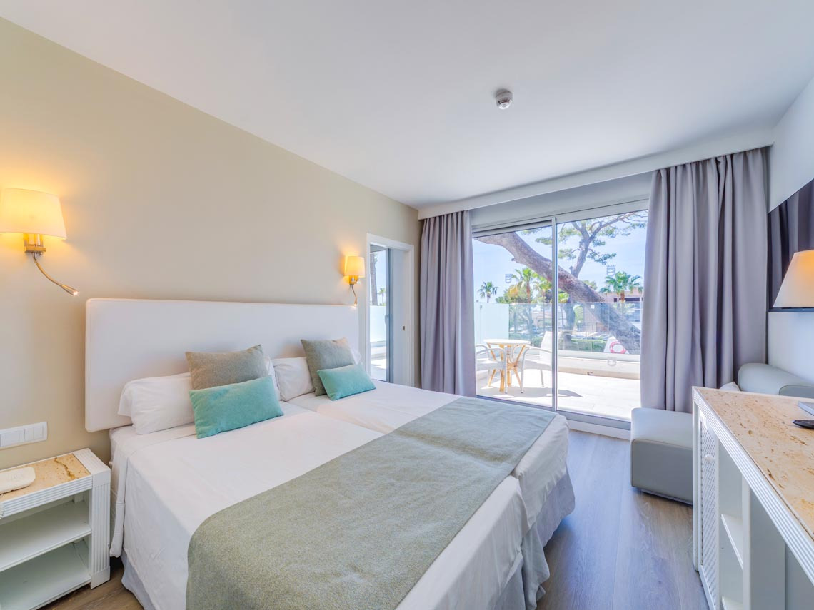 Habitación doble con balcón y vistas Playa Esperanza Resort.