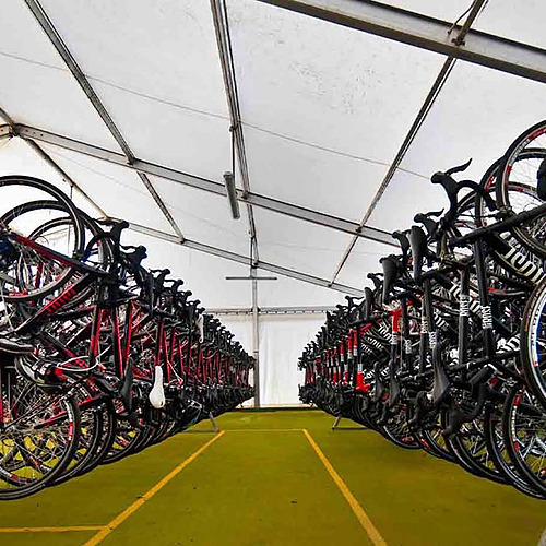 Playa Esperanza Resort: Bicicletas en alquiler bajo toldo, perfectas para explorar la ciudad.