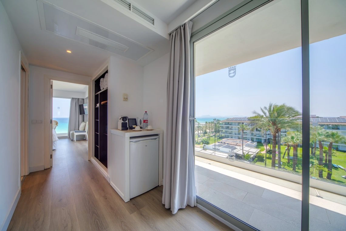 Habitación con minibar y balcón con vista al mar Playa Esperanza Resort