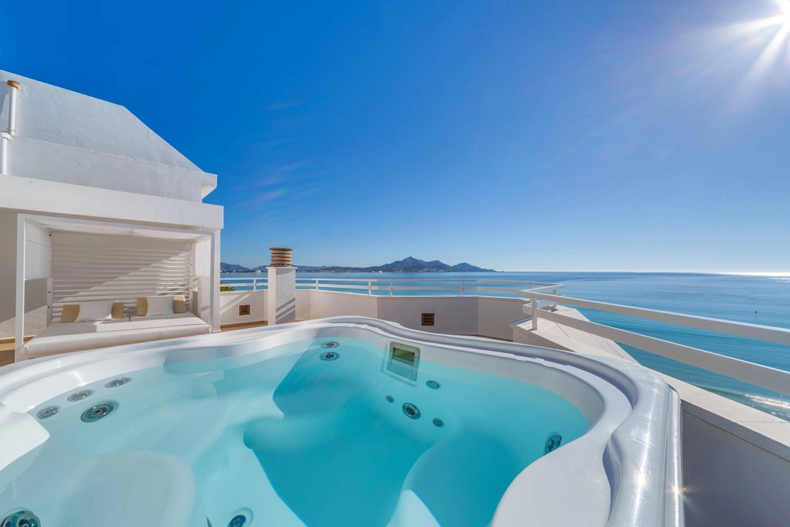 Jacuzzi en terraza con vistas al mar, perfecto para tu Playa Esperanza Resort.