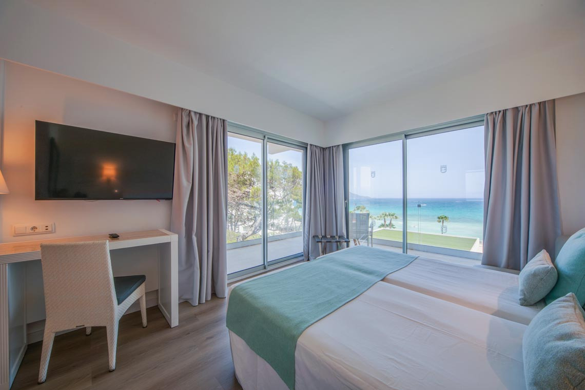 Habitación de hotel con vista al mar, escritorio y TV. Playa Esperanza Resort