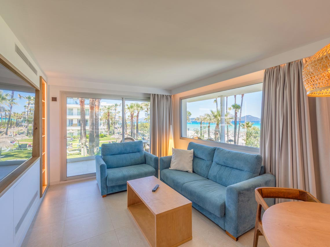 Playa Esperanza Resort: Habitación con sofá azul y vistas al mar Mediterráneo.