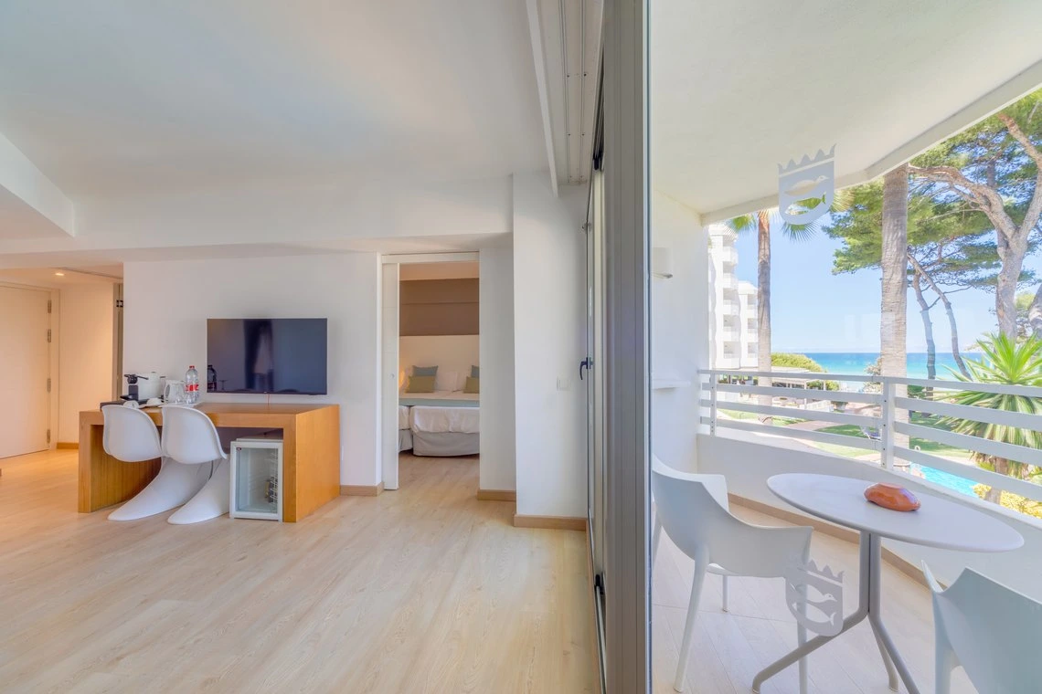 Habitación de hotel con balcón y vista al mar, ideal para Playa Esperanza Resort.