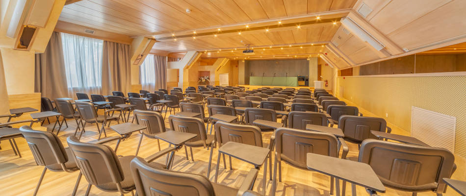Aula de conferencias con sillas y mesas. Playa Esperanza Resort moderno.