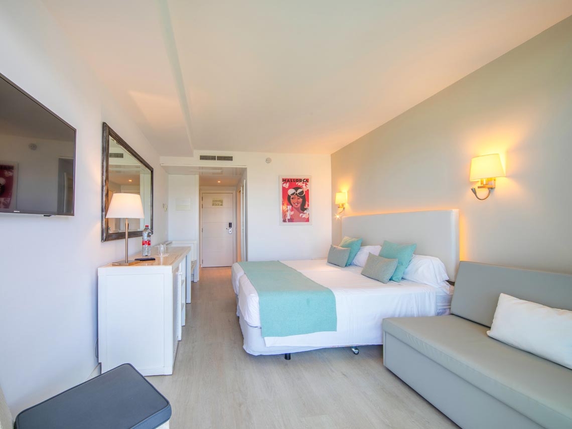 Playa Esperanza Resort: Habitación doble luminosa con cama grande, sofá y vistas al mar.