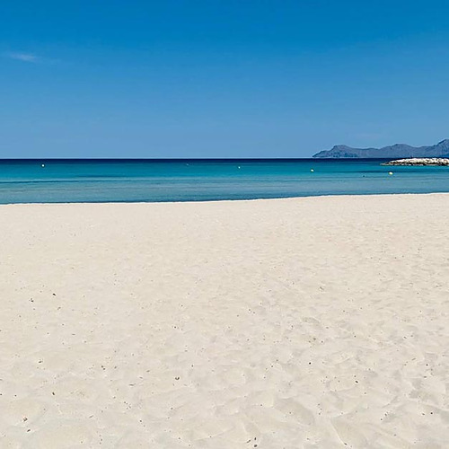 Playa de arena blanca y mar turquesa, ideal para Playa Esperanza Resort.